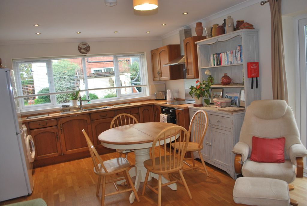 Property photo 3 of 7 Kitchen