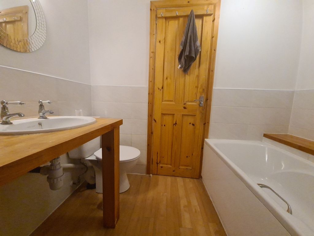 Property photo 2 of 19 A Bright And Clean Bathroom With A Modern Design, ...