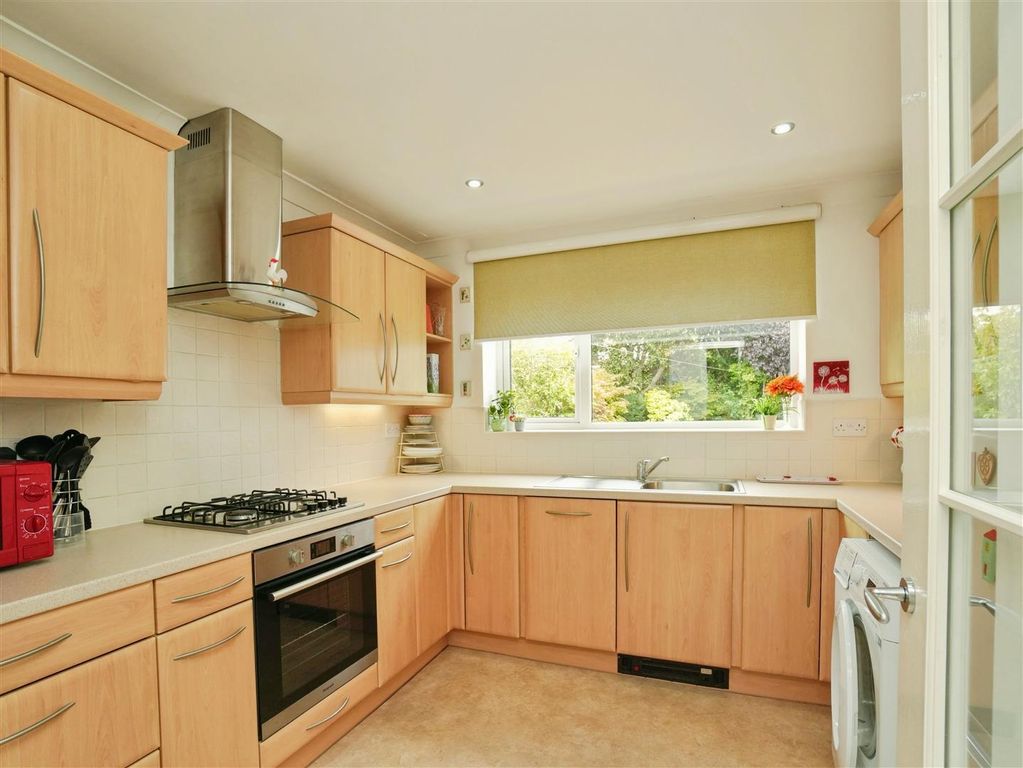 Property photo 3 of 18 Kitchen