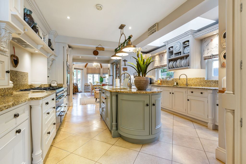 Property photo 2 of 23