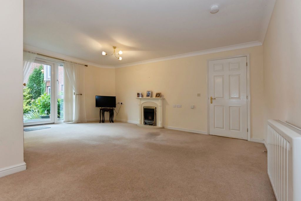 Property photo 2 of 11 Living Room