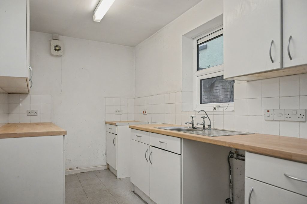 Property photo 2 of 17 23 Warrenhouse Road, Brighton-Le-Sand, Liverpool L22 6Qn