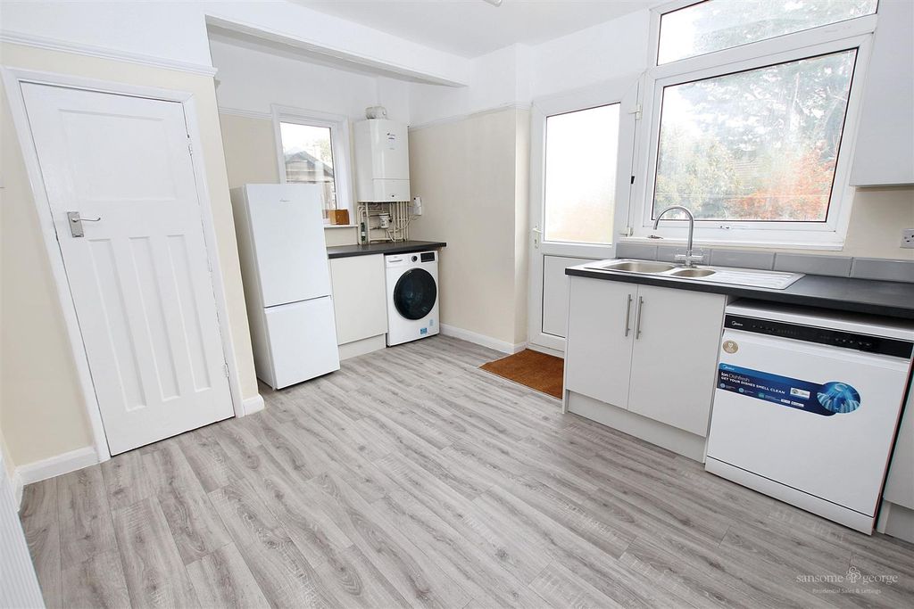 Property photo 3 of 10 Kitchen