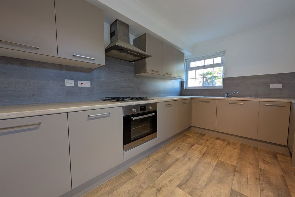 Property photo 3 of 10 (Main)