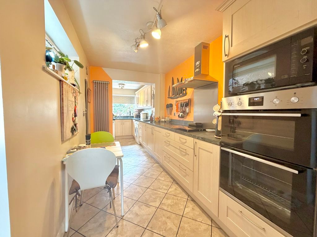 Property photo 2 of 21 Kitchen