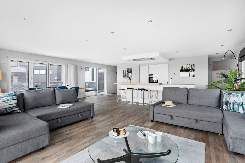 Property photo 3 of 48