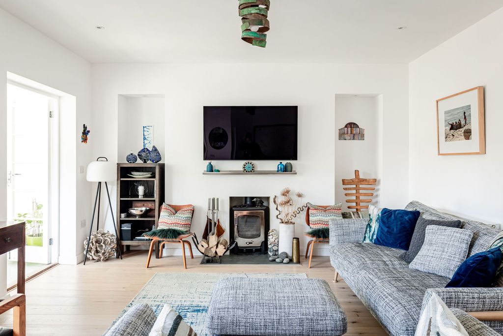 Property photo 3 of 23