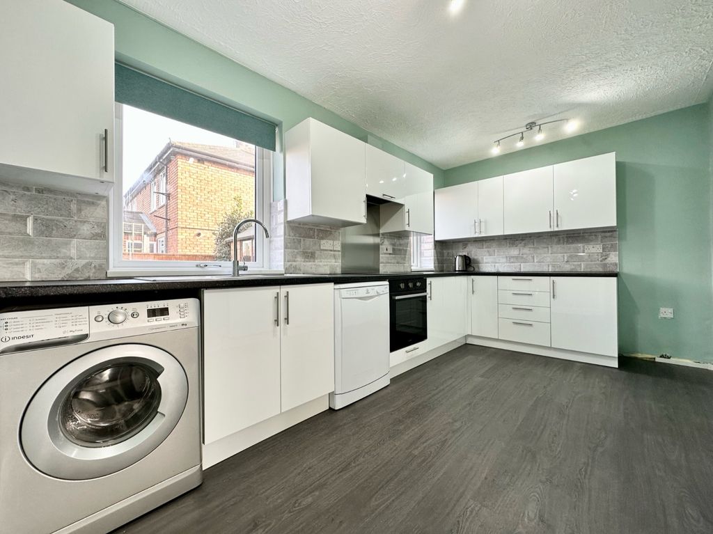 Property photo 2 of 7 Kitchen