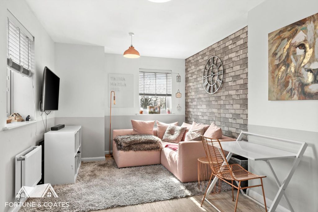 Property photo 3 of 8 Dunnockroad_2.Jpg