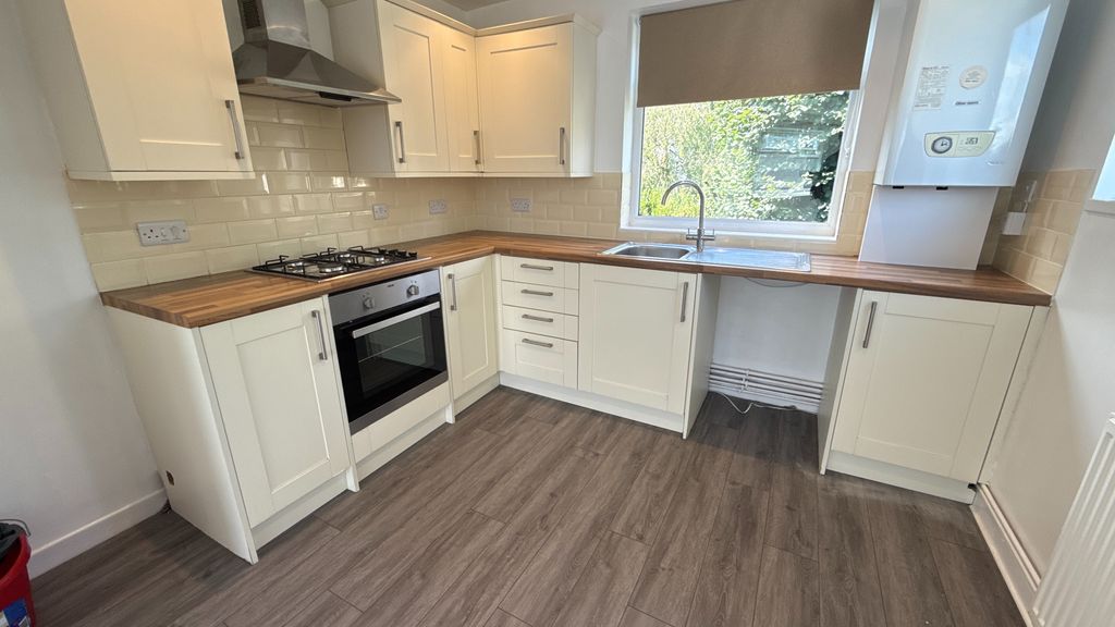 Property photo 3 of 7 Kitchen
