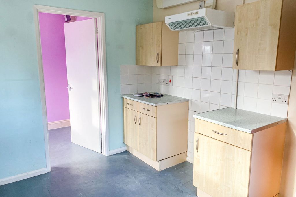 Property photo 2 of 17 90 Monmouth Road, Yeovil, Somerset, BA21 5Nw