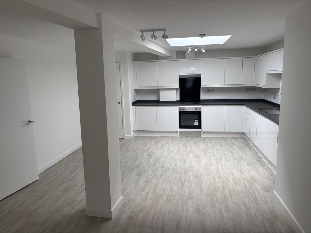 Property photo 1 of 10 Living Room / Kitchen