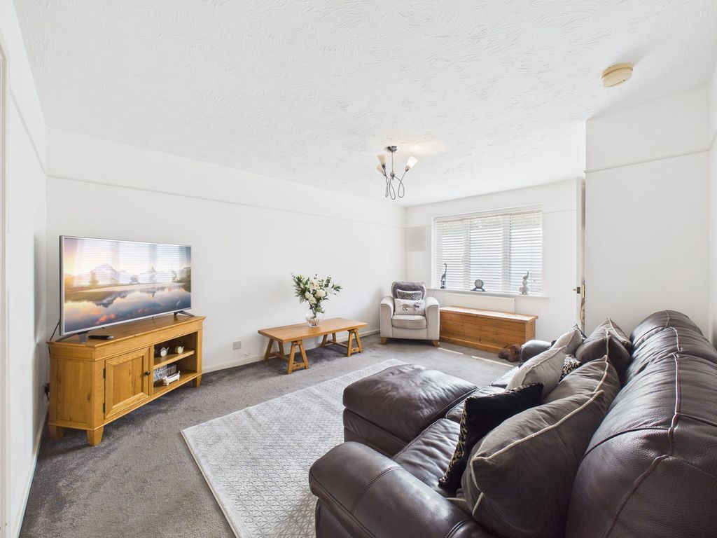 Property photo 2 of 17 Lounge