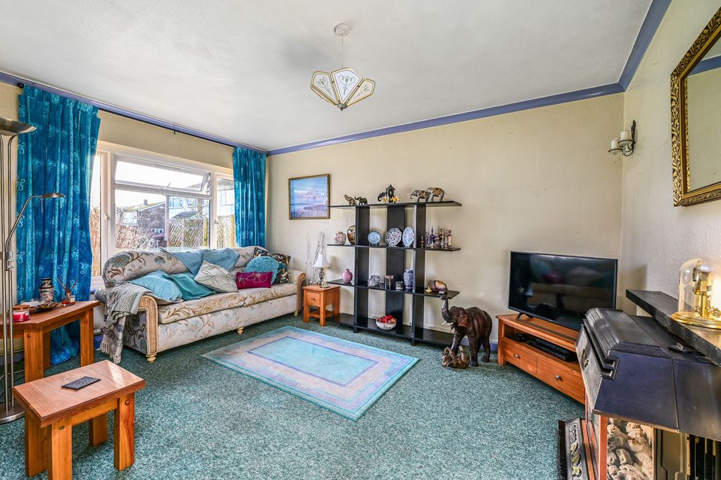 Property photo 2 of 9 32 Rother Rd (7)