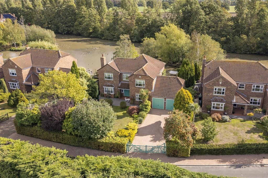 Property photo 1 of 40 Lakeside_Externals_18.Jpg