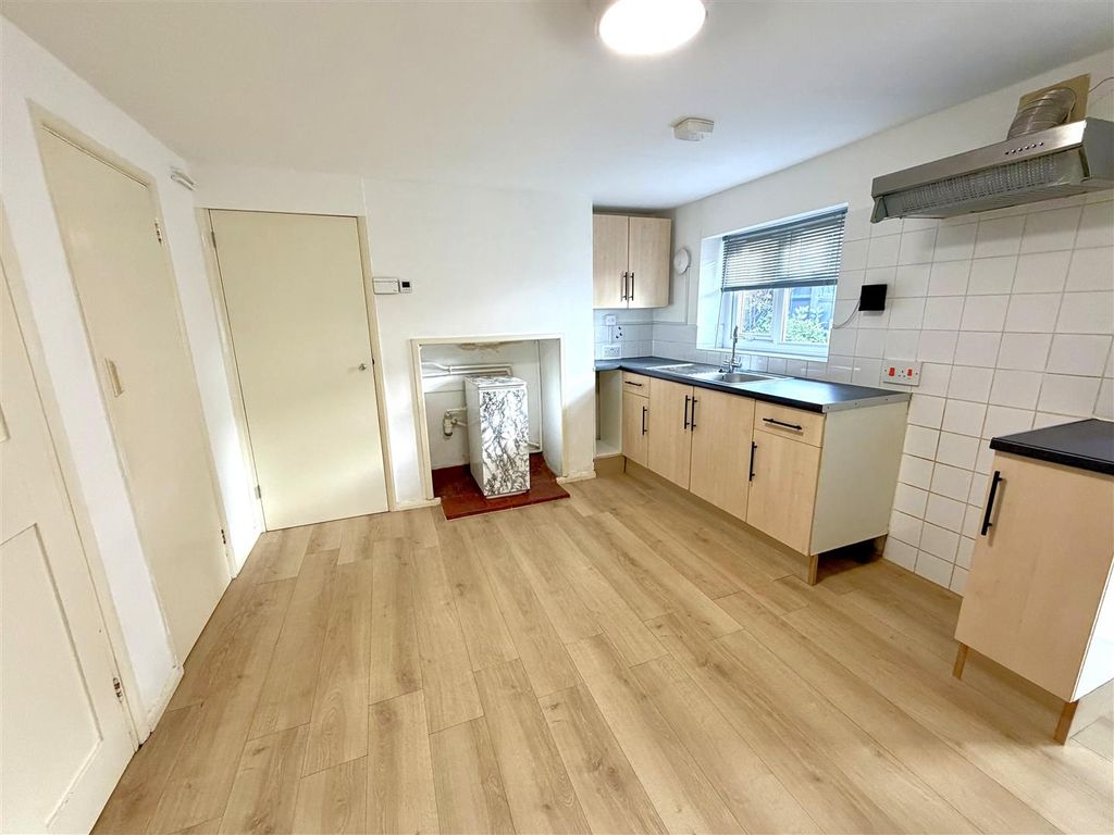 Property photo 3 of 10 Well Fitted Kitchen