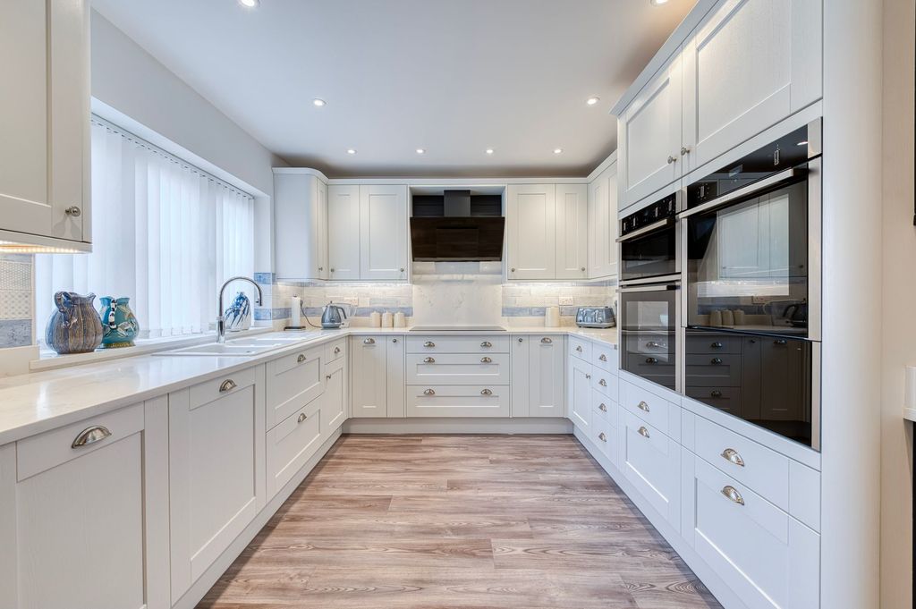 Property photo 2 of 27