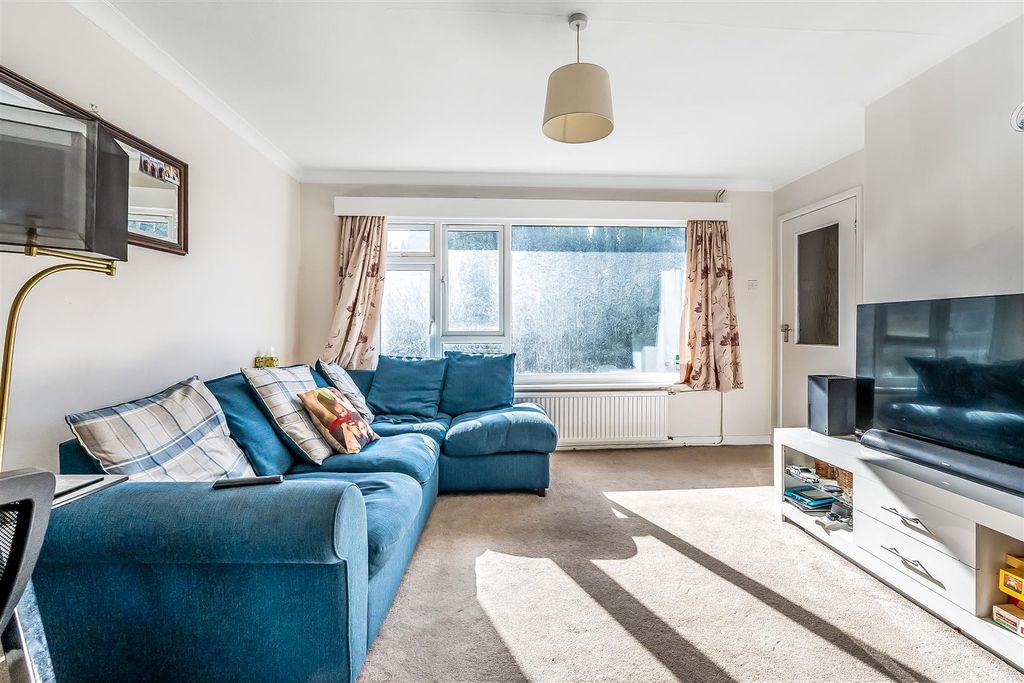 Property photo 2 of 13 36-Linden-Court-13.Jpg
