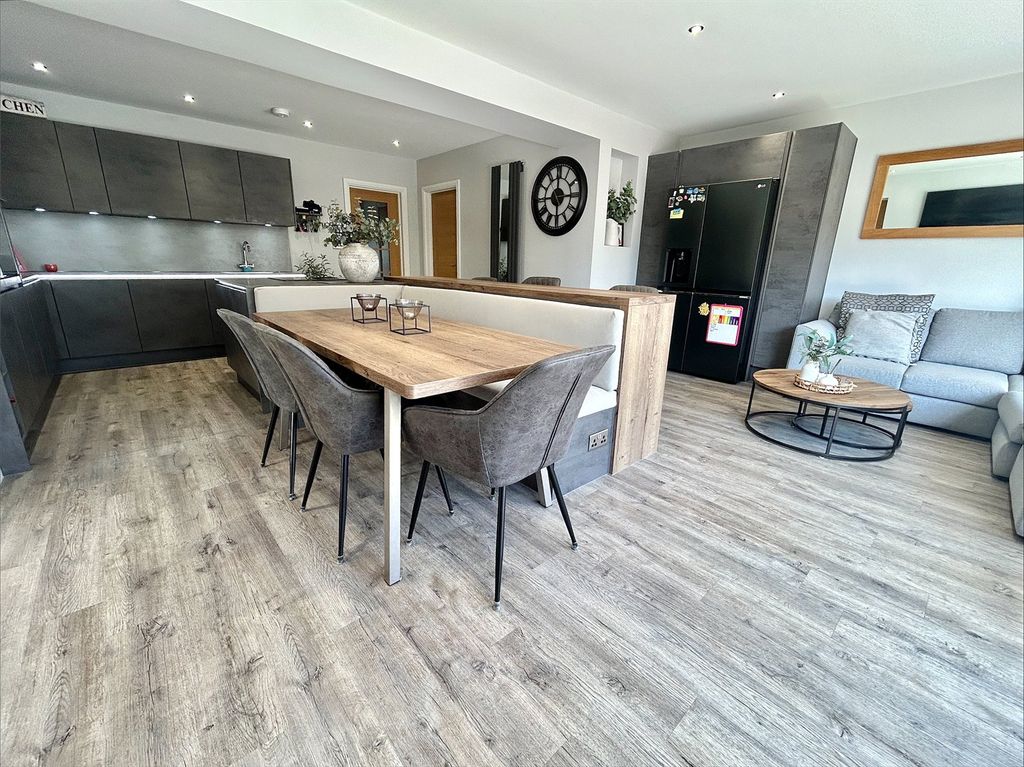 Property photo 2 of 27 Picture No. 11