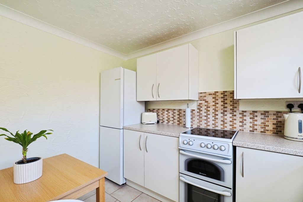 Property photo 3 of 15 Fitted Kitchen