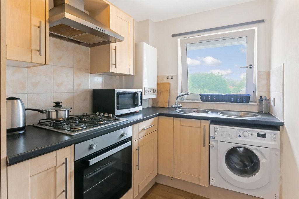 Property photo 3 of 10 Kitchen