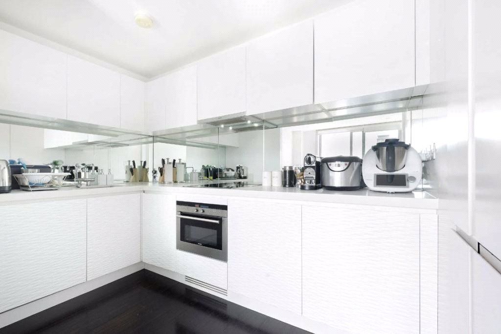 Property photo 3 of 11 Kitchen
