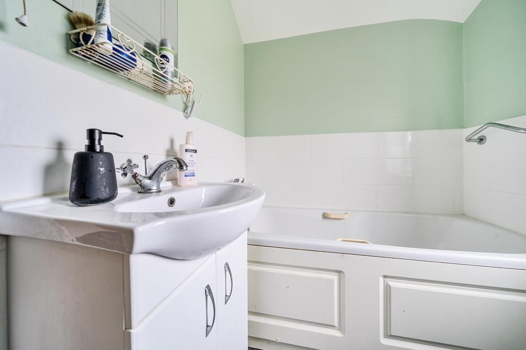 Property photo 2 of 10 Bathroom