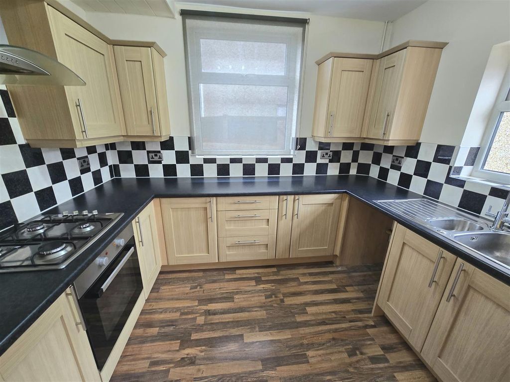 Property photo 3 of 9 Kitchen