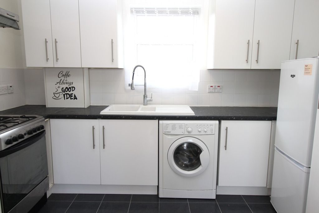 Property photo 3 of 9 Kitchen