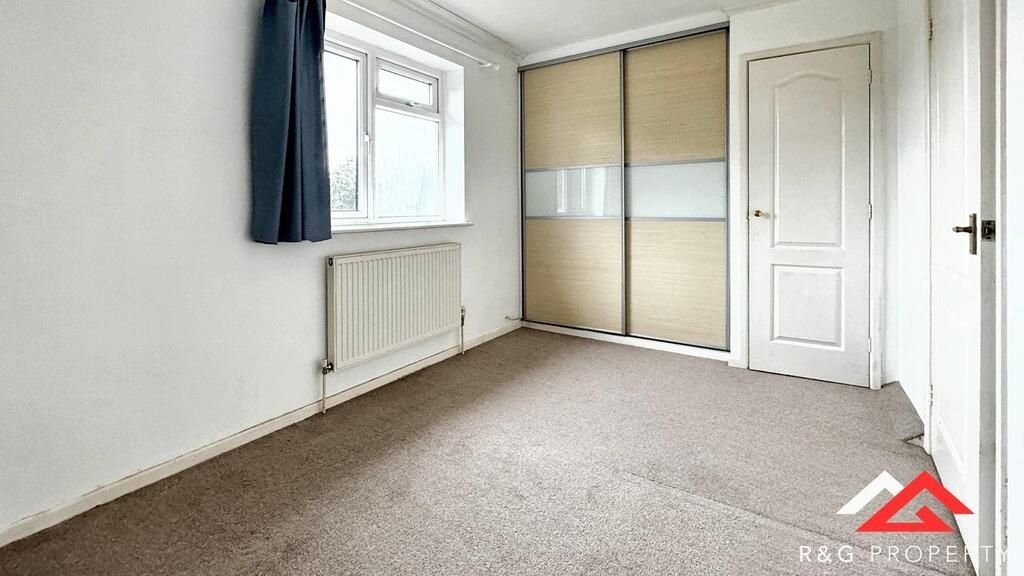 Property photo 3 of 10 Bright, Neutrally Decorated Bedroom With Built-In ...