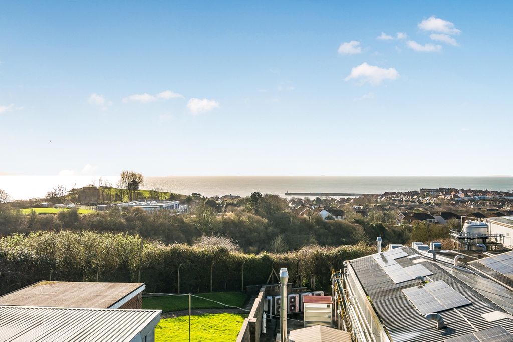 Property photo 2 of 18 Sea View