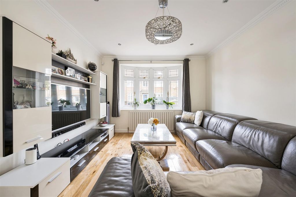 Property photo 2 of 35 Douglas Avenue, E17
