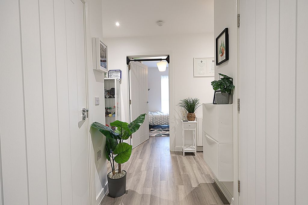 Property photo 2 of 8 Entrance Hallway