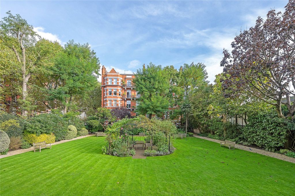 Property photo 2 of 13 Garden