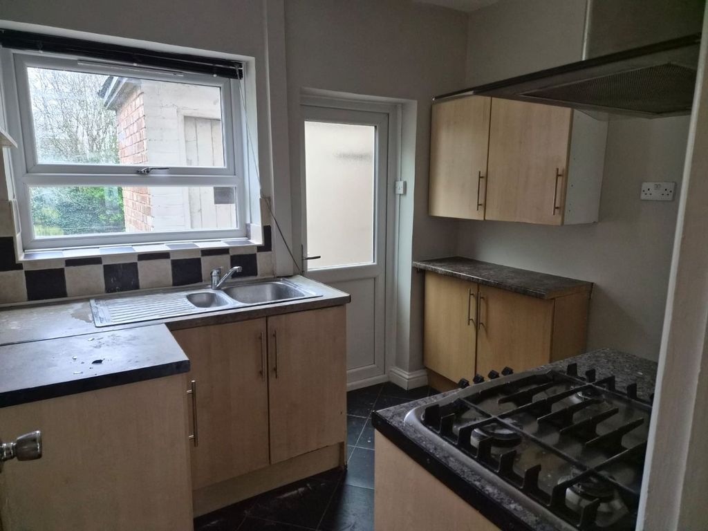 Property photo 3 of 10 Kitchen