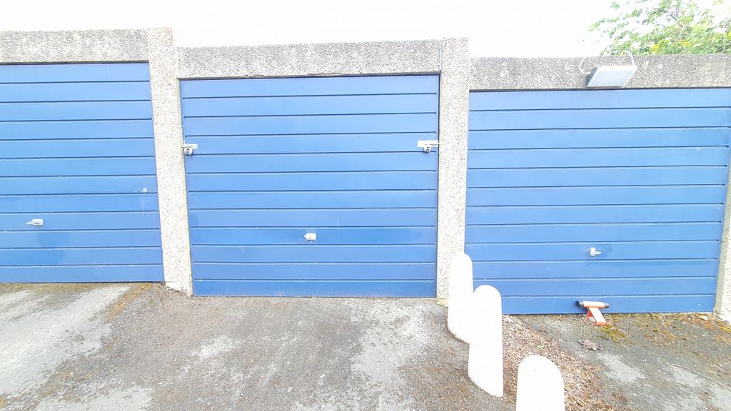 Property photo 3 of 14 Garage