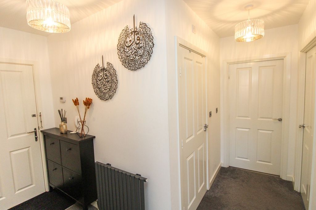 Property photo 2 of 11 Entrance Hall