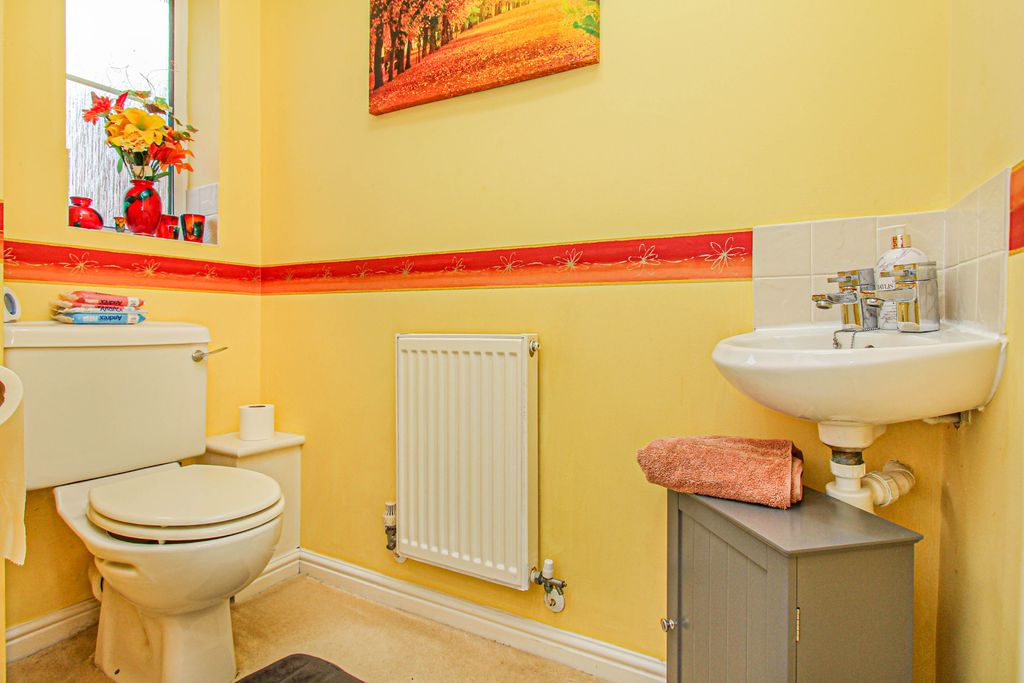 Property photo 2 of 13 Cloakroom