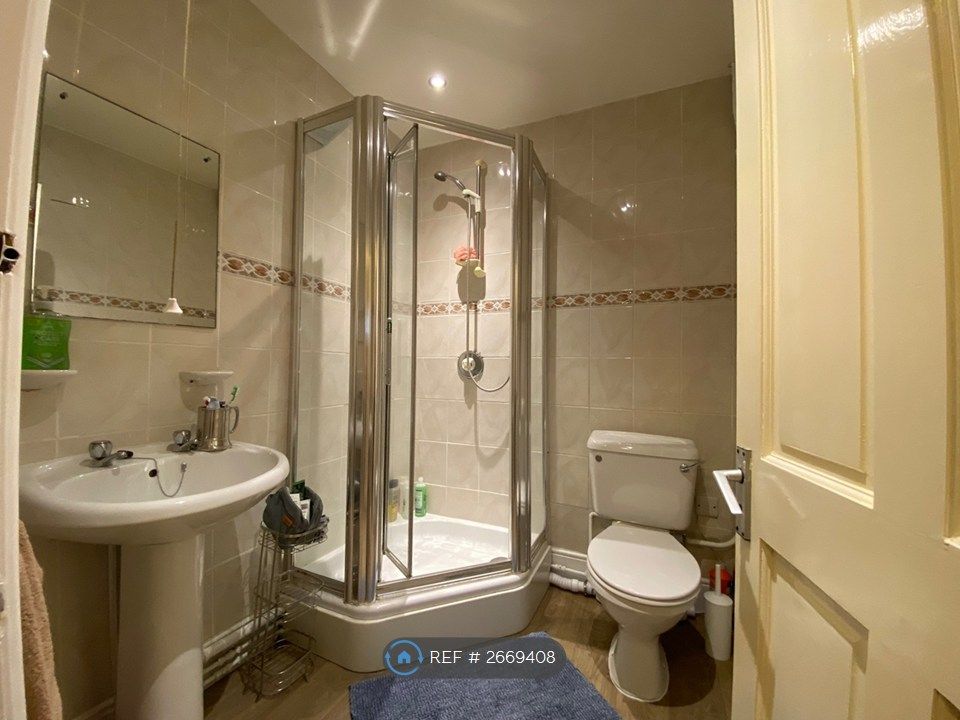 Property photo 2 of 11 Bathroom 1