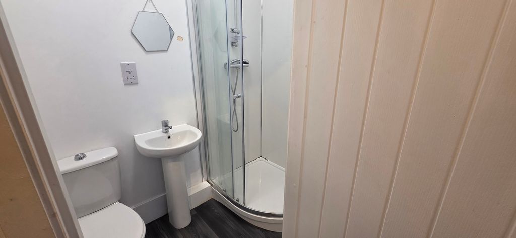 Property photo 2 of 4 En Suite Shower