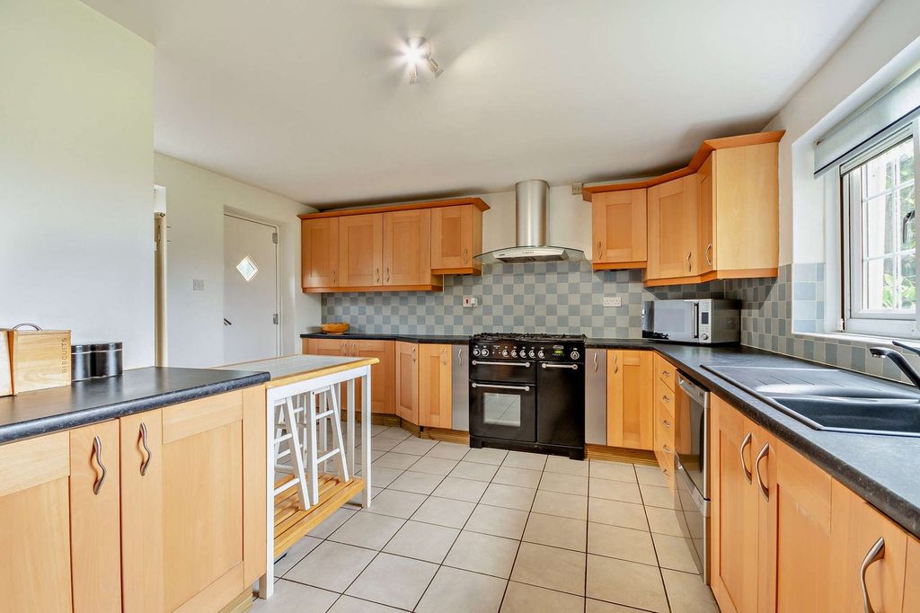 Property photo 3 of 27