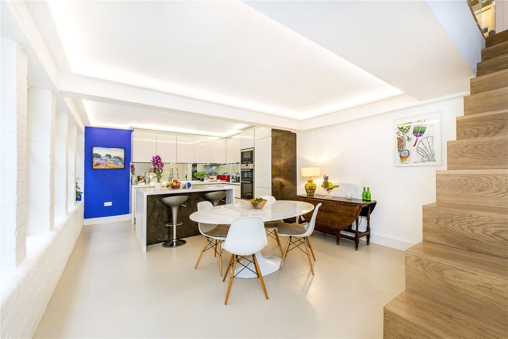 Property photo 2 of 11 Dining/Kitchen