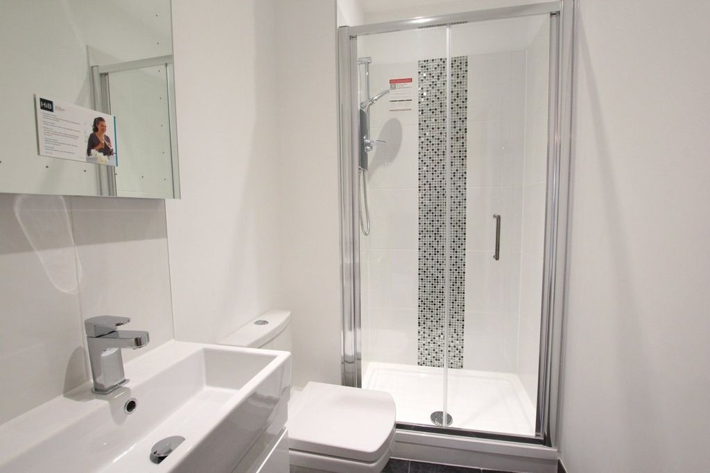 Property photo 3 of 7 En-Suite Shower Room