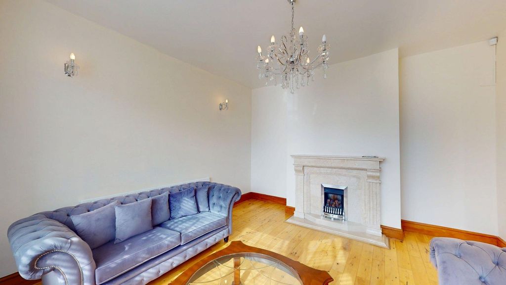 Property photo 3 of 24 Lounge 1