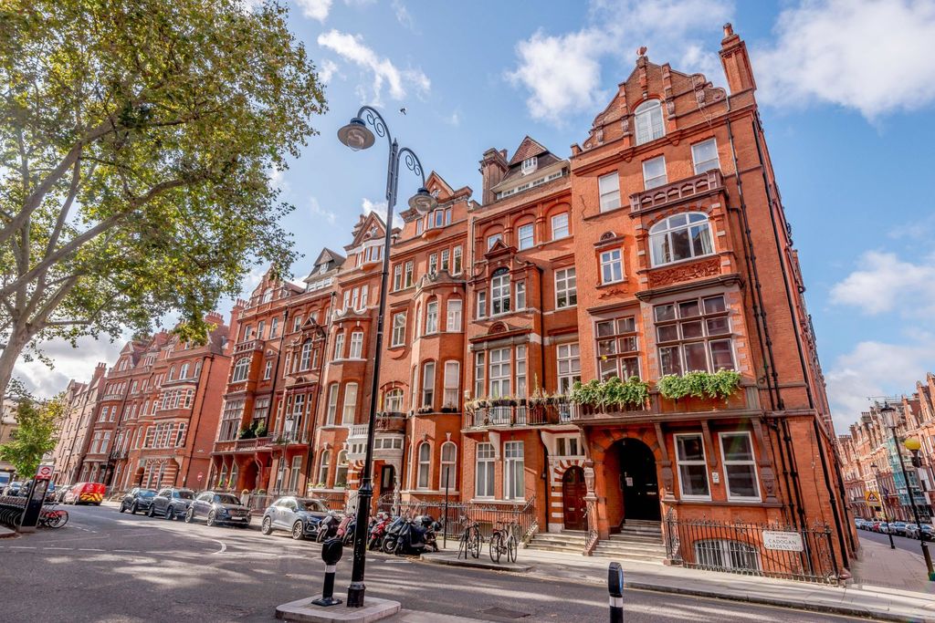Property photo 1 of 15 Imposing Building