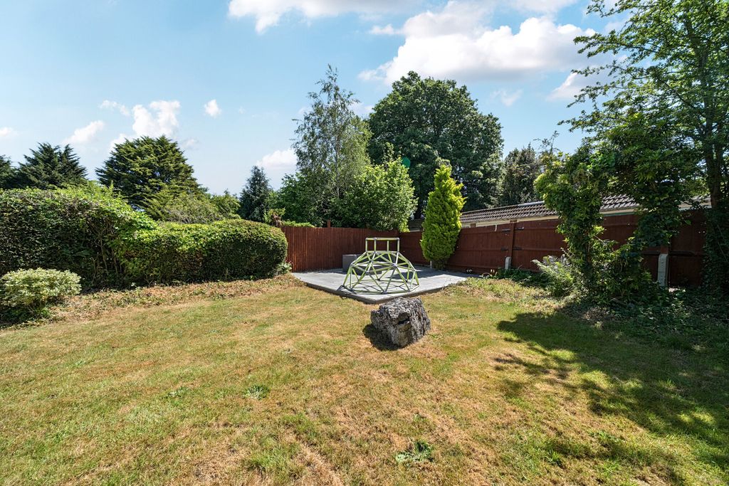 2 bed maisonette for saleTrinity Close, Bromley BR2 photo 4