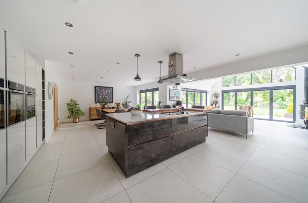 Property photo 3 of 31 1294613-22-682B9F873814A-Arw-