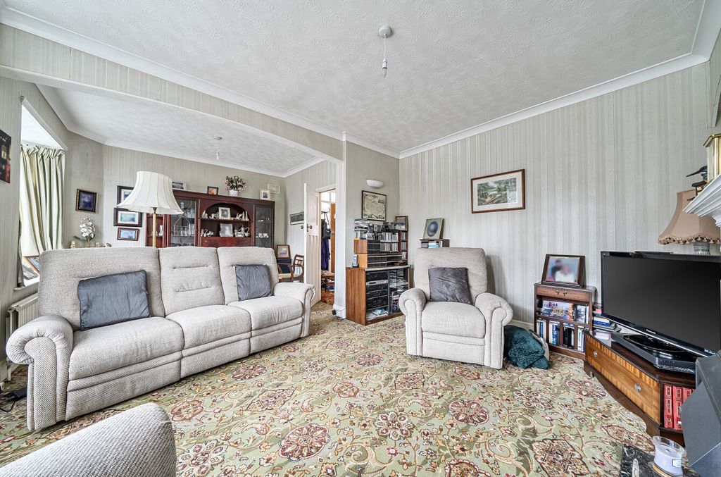 Property photo 3 of 14 Lounge3