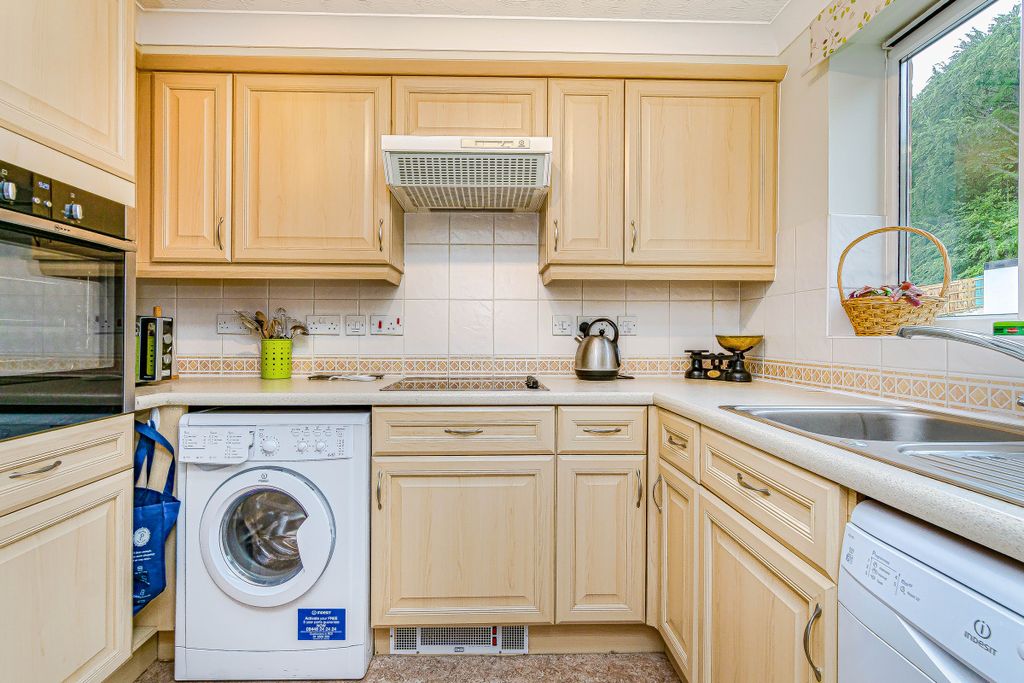 Property photo 2 of 14 Fitted Kitchen