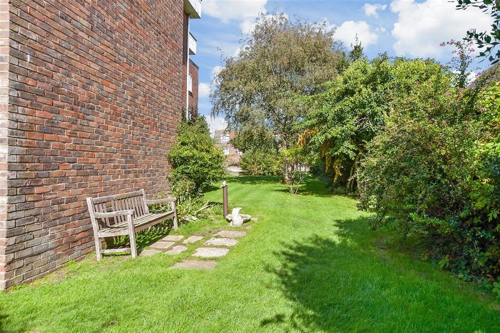 Property photo 2 of 11 Communal Gardens